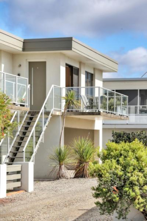 Dolphin Villa- Perfect Location, close to Beach!